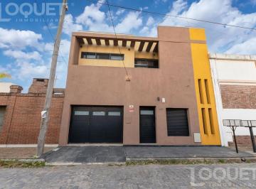 Casa · 211m² · 6 Ambientes · 1 Cochera · Casa de Categoría a m de Facundo Zuviria