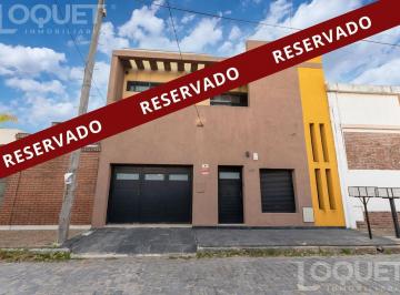 Casa · 211m² · 6 Ambientes · 1 Cochera · Casa de Categoría a m de Facundo Zuviria