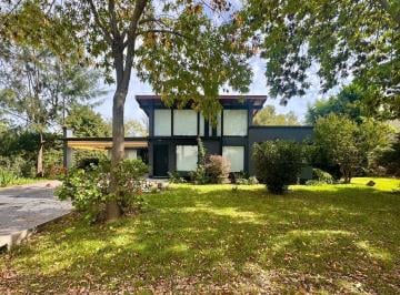 Casa · 150m² · 5 Ambientes · 2 Cocheras · Casa de 5 Ambientes en Venta en La Cesarina
