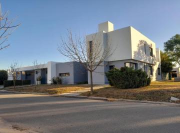 Casa de 8 ambientes, Córdoba · Casa en Alquiler - Fincas del Sur 2