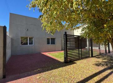 Casa · 205m² · 7 Ambientes · 1 Cochera · Venta Casa Frente a Espacio Verde Floreal Plottier
