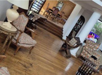 Casa · 300m² · 10 Ambientes · Casa Ubicada Cerca del Parque General San Martin y de La Calle Emilio Civit. Consultar Precio.