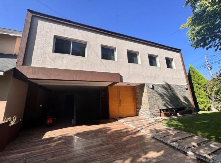 Casa · 250m² · 7 Ambientes · 2 Cocheras