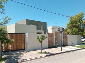 Casa · 280m² · 4 Ambientes · 2 Cocheras · Casa en Venta - 3 Dorm. 3 Baños - Cochera - 910 m² - Navarro