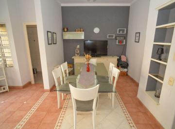 Casa · 158m² · 5 Ambientes · 1 Cochera · Casa Espaciosa Sobre Bv Pellgrini!