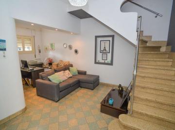 Casa · 158m² · 5 Ambientes · 1 Cochera · Casa Espaciosa Sobre Bv Pellgrini!