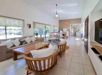 Casa · 225m² · 4 Ambientes · 4 Cocheras · Venta Casa 4 Ambientes Barrio Haras Maria Victoria