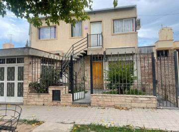 Casa · 130m² · 7 Ambientes · 1 Cochera · Venta Casa con Departamento en Godoy Cruz