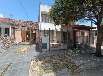 Casa · 125m² · 5 Ambientes · 2 Cocheras · Venta Casa de 3 Dorm. en Barrio Ayacucho
