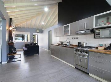 Casa · 74m² · 4 Ambientes · 1 Cochera · Venta de Casa con Pileta - Trujui Moreno