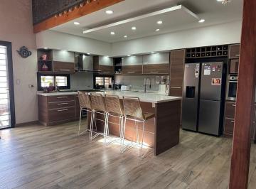 Casa · 260m² · 5 Ambientes · 2 Cocheras · Casa en Venta 5 Amb C/piscina y 2 Cocheras Moron