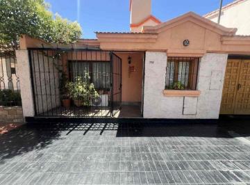 Casa · 205m² · 9 Ambientes · Espectacular Casa en Barrio Arizu