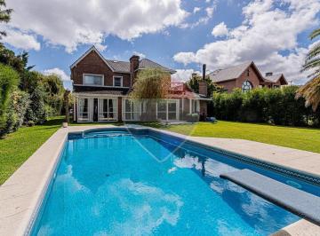 Casa · 332m² · 6 Ambientes · Casa en Venta en Abril Club de Campo