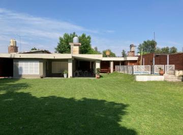 Casa de 3 ambientes, Merlo · Casa con Pileta y Parque en Pontevedra
