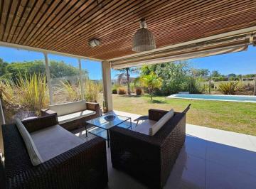 Casa · 1070m² · 5 Ambientes · 2 Cocheras · Venta Casa de 5 Ambientes con Pileta en Albanueva