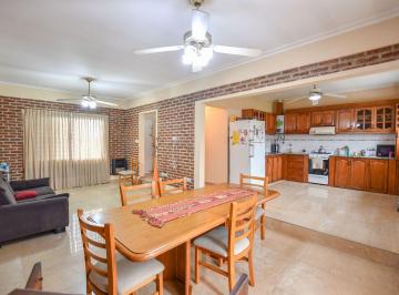 Casa · 150m² · 5 Ambientes · 2 Cocheras · Casa en Venta Villa Elvira 3 Dorm.