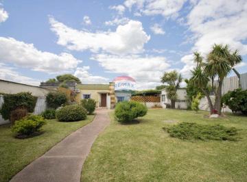 Casa · 104m² · 4 Ambientes · Venta - Casa 3 Dorm. con Gran Jardín - Belvedere
