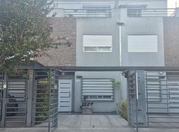 Casa · 81m² · 4 Ambientes · 1 Cochera · Venta Triplex en Hurlingham