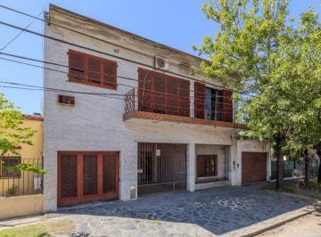 Casa · 270m² · 8 Ambientes · 2 Cocheras · Venta de Casa Moreno Multifamiliar - Excelente Ubi