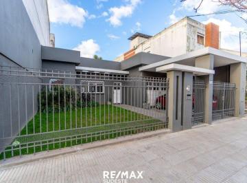 Casa · 250m² · 4 Ambientes · 2 Cocheras · Casa en Universitario con Gran Patio y Pileta!