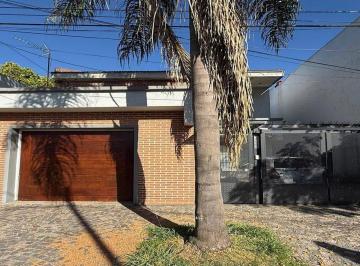 Casa · 180m² · 4 Ambientes · 1 Cochera · Venta Casa 4 Amb en Castelar con Quincho y Pileta