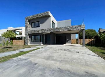 Casa · 218m² · 5 Ambientes · 2 Cocheras · Venta Casa 5 Amb a La Laguna Apto Credito