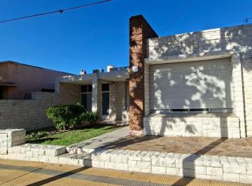 Casa · 128m² · 3 Ambientes · 1 Cochera · Casa en Venta en Pleno Centro de Venado Tuerto