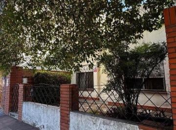 Casa · 70m² · 4 Ambientes · 1 Cochera · Venta Casa con 2 Habitaciones Terraza y Patio