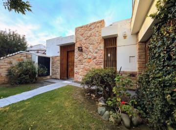 Casa · 102m² · 5 Ambientes · 1 Cochera · Venta Casa en Barrio Santa Ana, 3 Dorm.