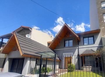 Casa · 260m² · 4 Ambientes · 2 Cocheras · Venta Chalet 4 Ambientes, m. Moreno 700 Moron