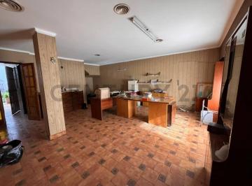 Casa · 180m² · 5 Ambientes · Venta Casa Multifamiliar 5 Ambientes con Terraza, Quincho y Garage en Ramos Mejía a Refaccionar