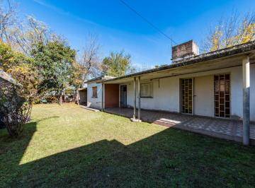 Casa · 168m² · 4 Ambientes · 1 Cochera · Casa a Reciclar en Corazón de Manzana con Gran Terreno