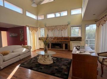 Casa de 9 ambientes, Carrodilla · ¡Oportunidad! Agra, Inmobiliaria Urbana y Rural Vende Hermosa Casa Esquina