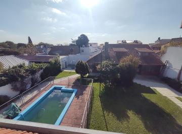 Increíble parque de 400 m² con pileta de 7x3 m · ¡Oportunidad Única en Quilmes Oeste! Espectacular Chalet con Enorme Parque y Pil