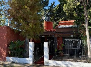 Casa · 80m² · 3 Ambientes · 1 Cochera · Linda Casa en Garin