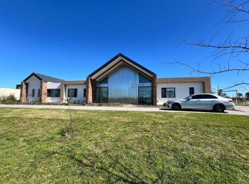 Casa · 370m² · 7 Ambientes · 2 Cocheras · Venta Casa, Chacras de La Cruz, Exaltacion.