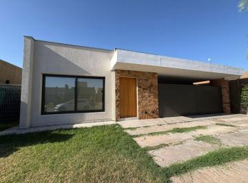 Casa de 6 ambientes, Russell · Alquiler - Casa (3 Dorm./ 3 Baños/ Cochera 2) - Pinares de Furlotti/ Maipu