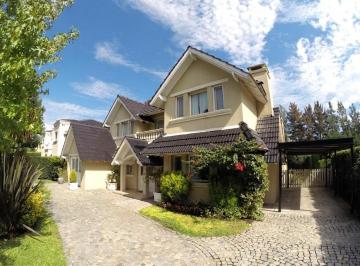 Casa · 290m² · 4 Ambientes · 1 Cochera · Impresionante Casa en Alquiler en Haras del Pilar