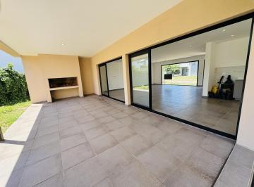 Casa · 220m² · 3 Ambientes · 2 Cocheras · Casa en Venta en B° Villa Catalina - 2 Dorm - Galeria con Asador