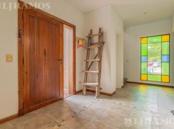 Casa · 191m² · 6 Ambientes · 4 Cocheras · Lindisima Casa en Venta en Barrio Saint Matthews