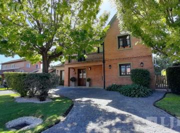 Casa · 217m² · 7 Ambientes · 6 Cocheras · Venta Casa en Country La Delfina