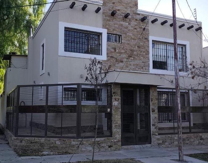 Casa · 190m² · 6 Ambientes · 4 Cocheras
