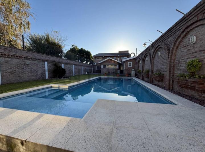 Casa · 258m² · 4 Ambientes · 3 Cocheras