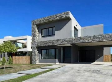 Casa · 218m² · 5 Ambientes · 2 Cocheras · Excelente Casa Moderna y Super Luminosa 5 Amb 4 Años Pileta