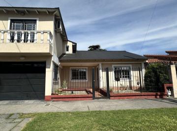 Casa de 4 ambientes, Lomas de Zamora · Gran Oportunidad. Casa Dos Plantas, 3 Habitaciones, 2 Baños, Garage Varios Autos, Piscina y Fondo.