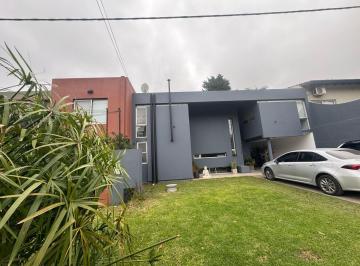 Casa · 262m² · 4 Ambientes · 2 Cocheras · Venta Casa 4 Amb con Pileta El Carmencito