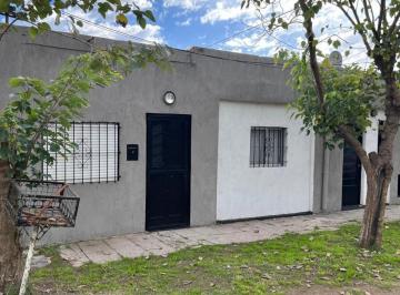 Casa · 90m² · 3 Ambientes · 1 Cochera · Oportunidad - Casa con Parque + Local, Fcio Varela!