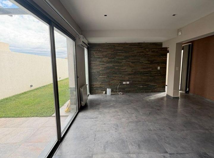 Casa · 180m² · 6 Ambientes · 2 Cocheras