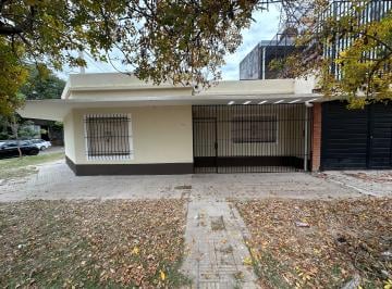 Casa de 5 ambientes, Resistencia · Casa en Esquina con Cochera Automática y Patio Parrilla – Amplios Ambientes y Excelente Ubicación