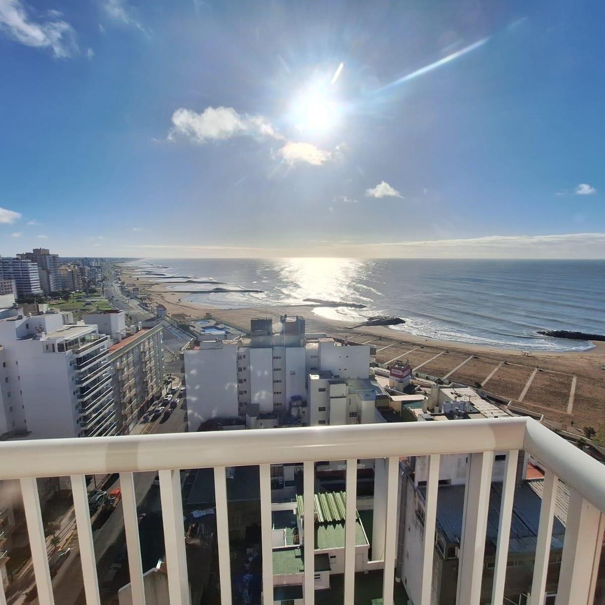 Departamento de dos ambientes a la calle con balcón y vista al mar